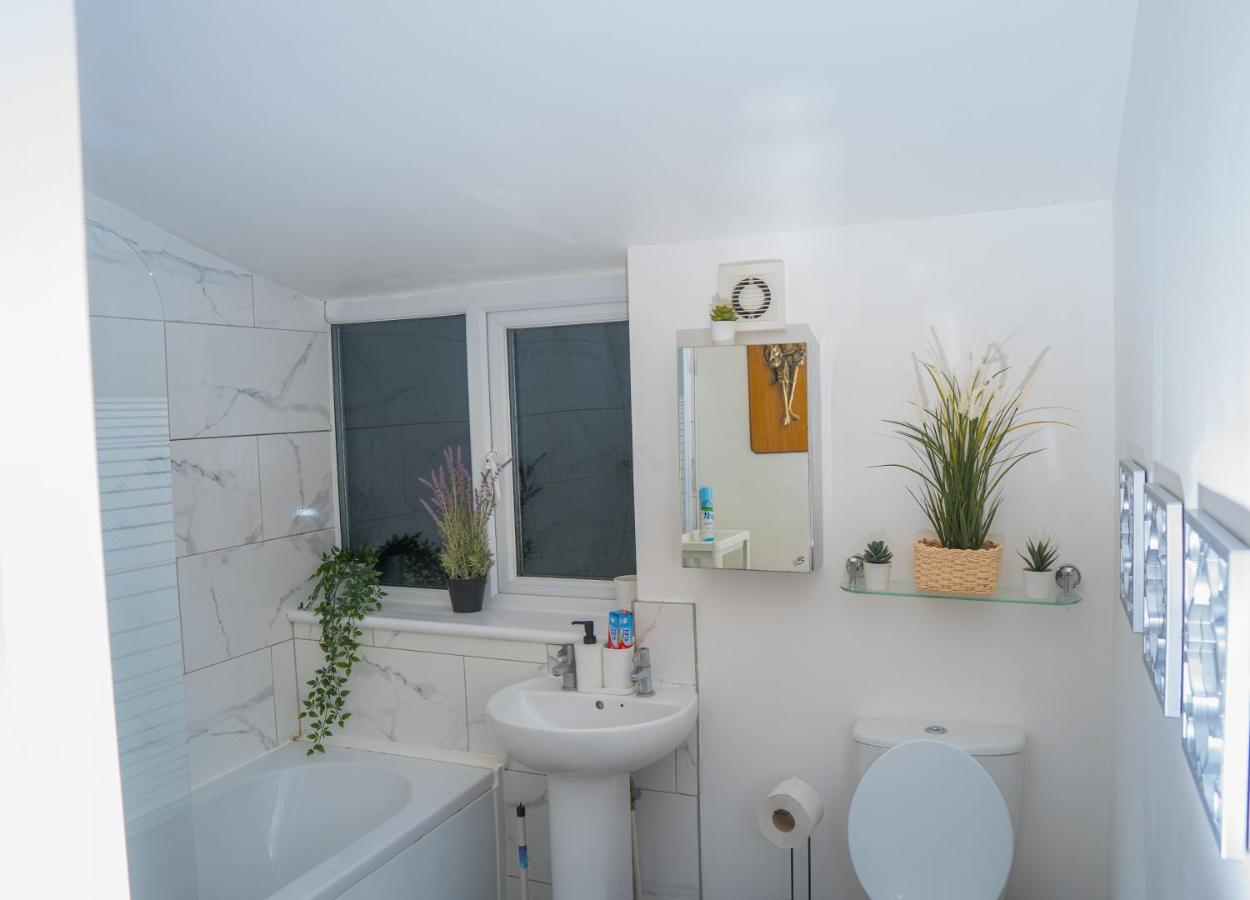 The Highfield Villa, 5 Bedrooms, Northampton Centre, Sleeps 10 外观 照片
