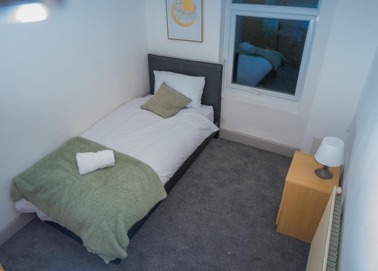 The Highfield Villa, 5 Bedrooms, Northampton Centre, Sleeps 10 外观 照片