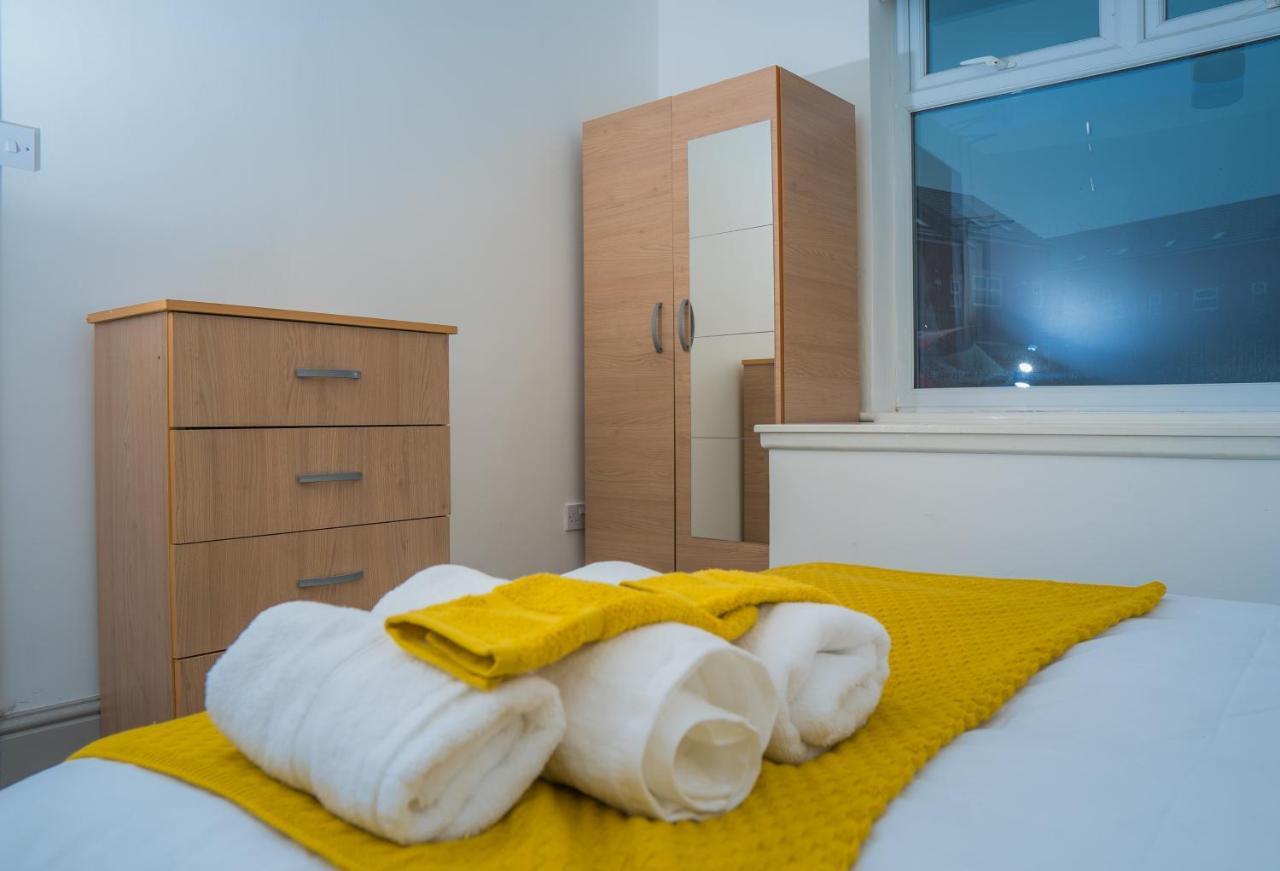 The Highfield Villa, 5 Bedrooms, Northampton Centre, Sleeps 10 外观 照片