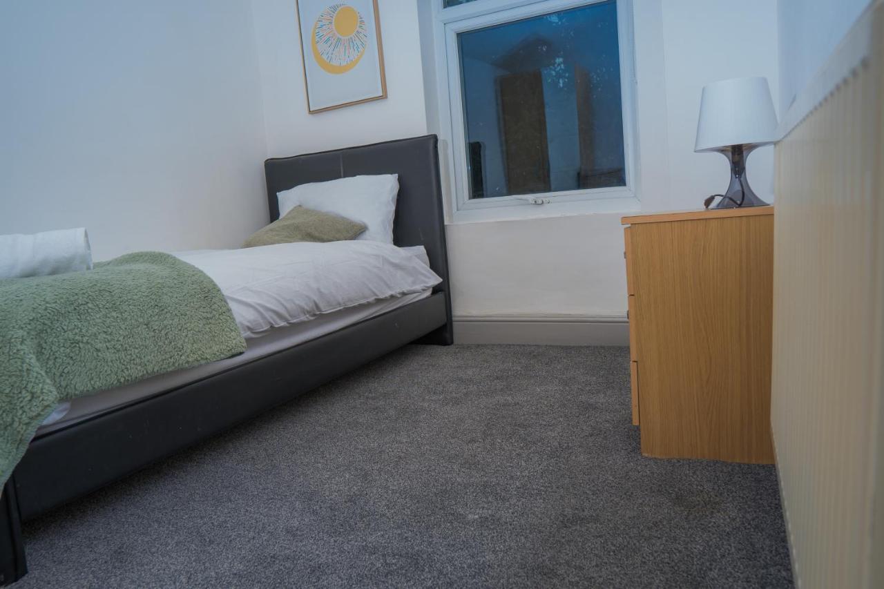 The Highfield Villa, 5 Bedrooms, Northampton Centre, Sleeps 10 外观 照片