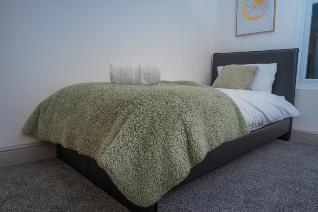 The Highfield Villa, 5 Bedrooms, Northampton Centre, Sleeps 10 外观 照片