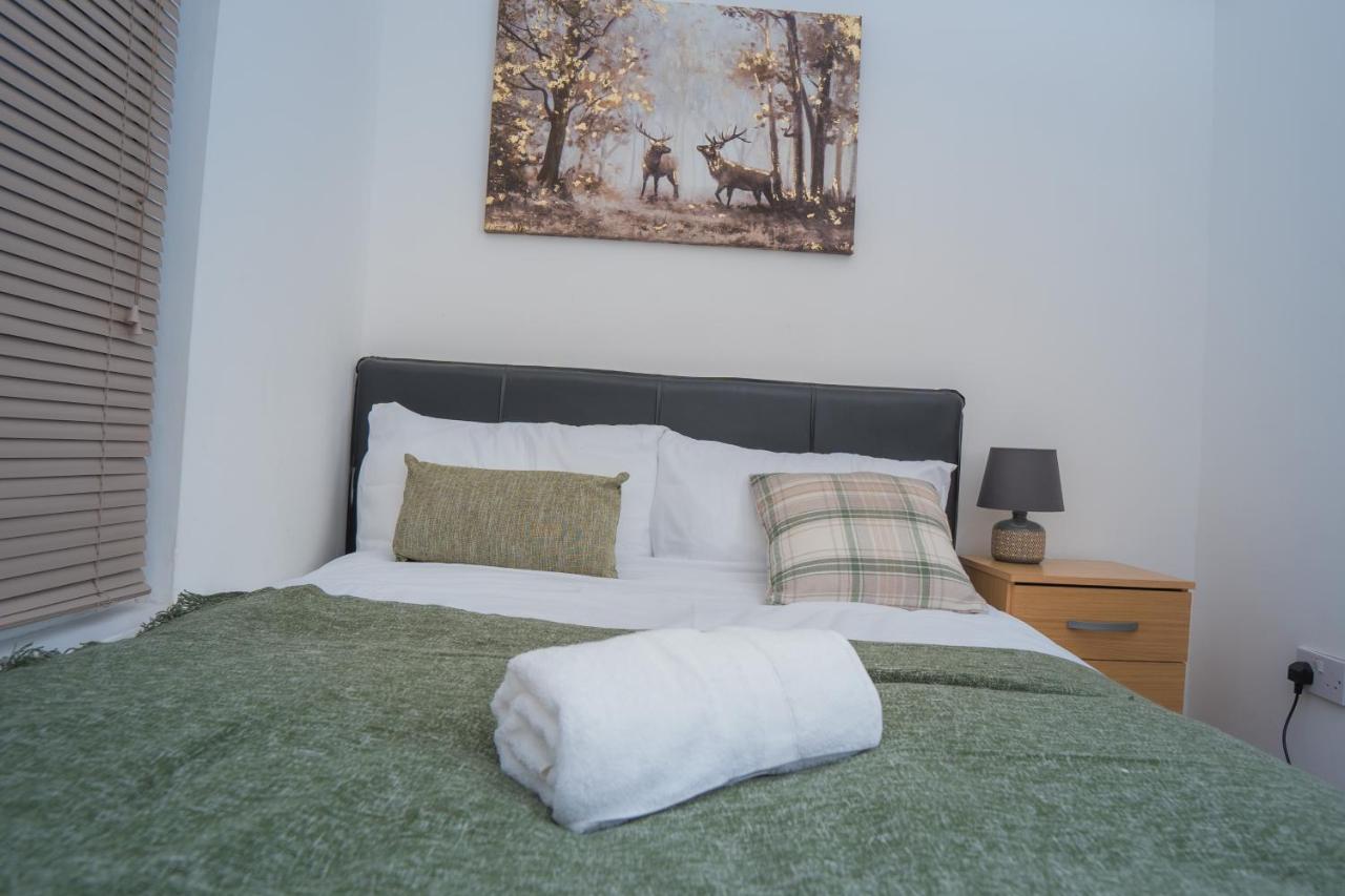 The Highfield Villa, 5 Bedrooms, Northampton Centre, Sleeps 10 外观 照片