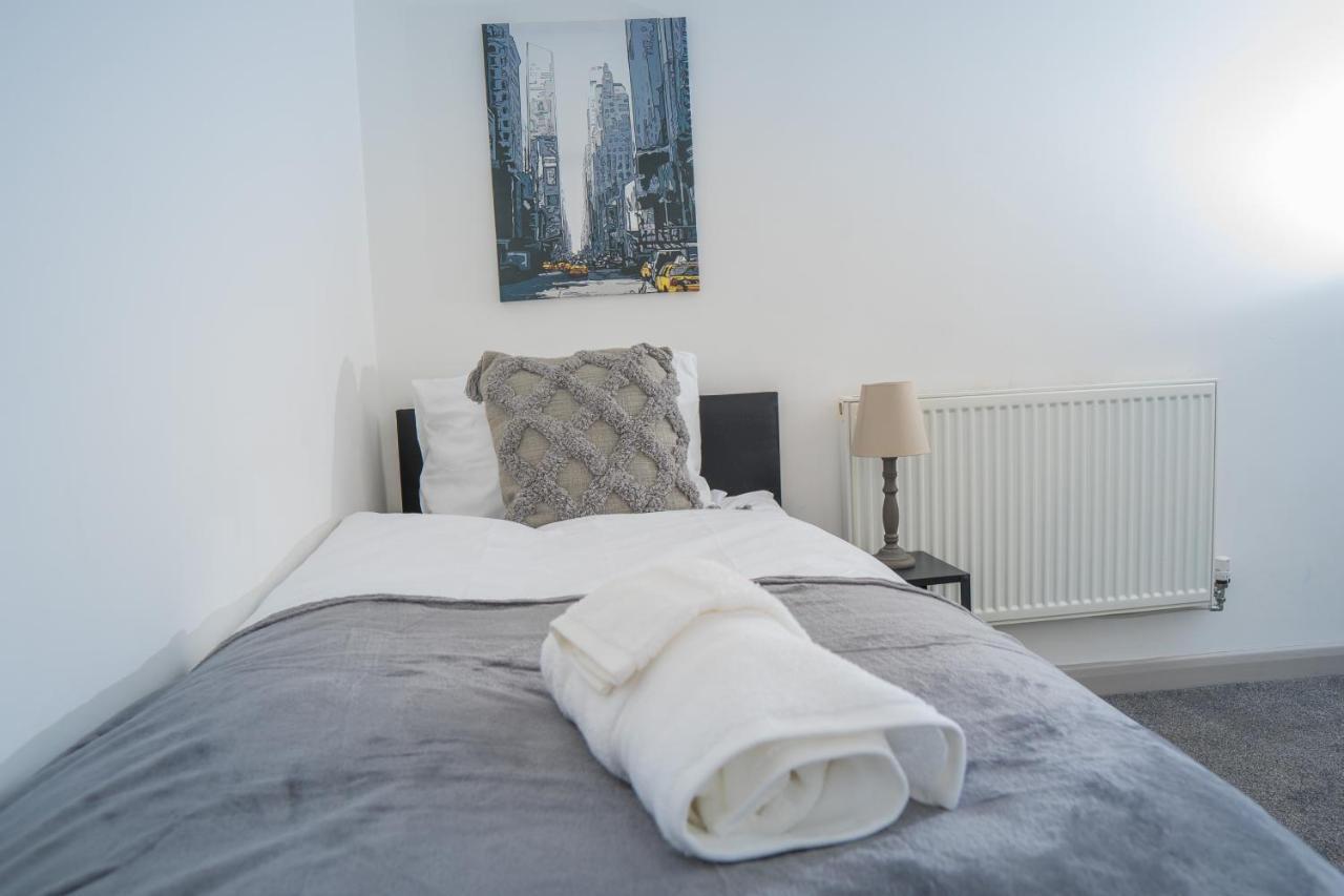 The Highfield Villa, 5 Bedrooms, Northampton Centre, Sleeps 10 外观 照片